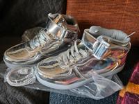 Schuhe mit Leuchtsohle und Ladekabel Größe 40 Neu Silber Sachsen - Neukirch/Lausitz Vorschau