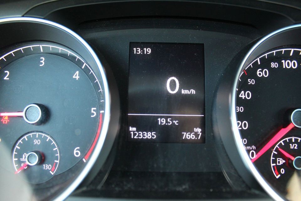 Volkswagen Golf VII Lim.Trendline *Klima*Scheckheft*AHK*SHZ in Gomaringen