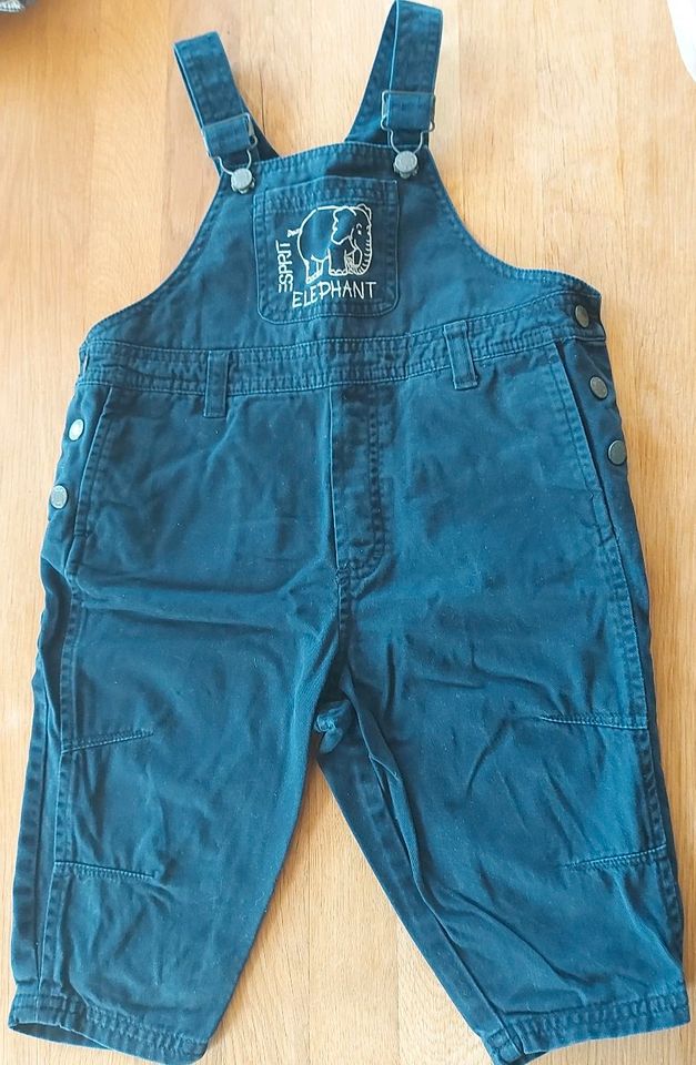 Kurze Latzhose von Esprit Gr. 80 in Eningen