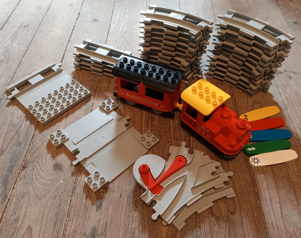 Lego Duplo elektrischer Zug Eisenbahn mit Anhänger und Schienen in Holzgerlingen