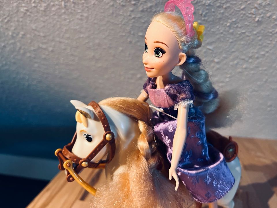 Mattel Disney Prinzessin Rapunzel und Pferd Maximus in Rohr Mittelfr.