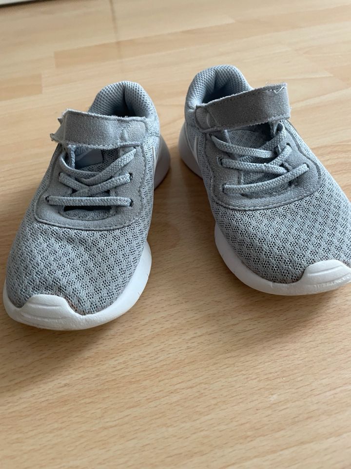 Nike Kinderschuhe grau weiß in Herrenberg
