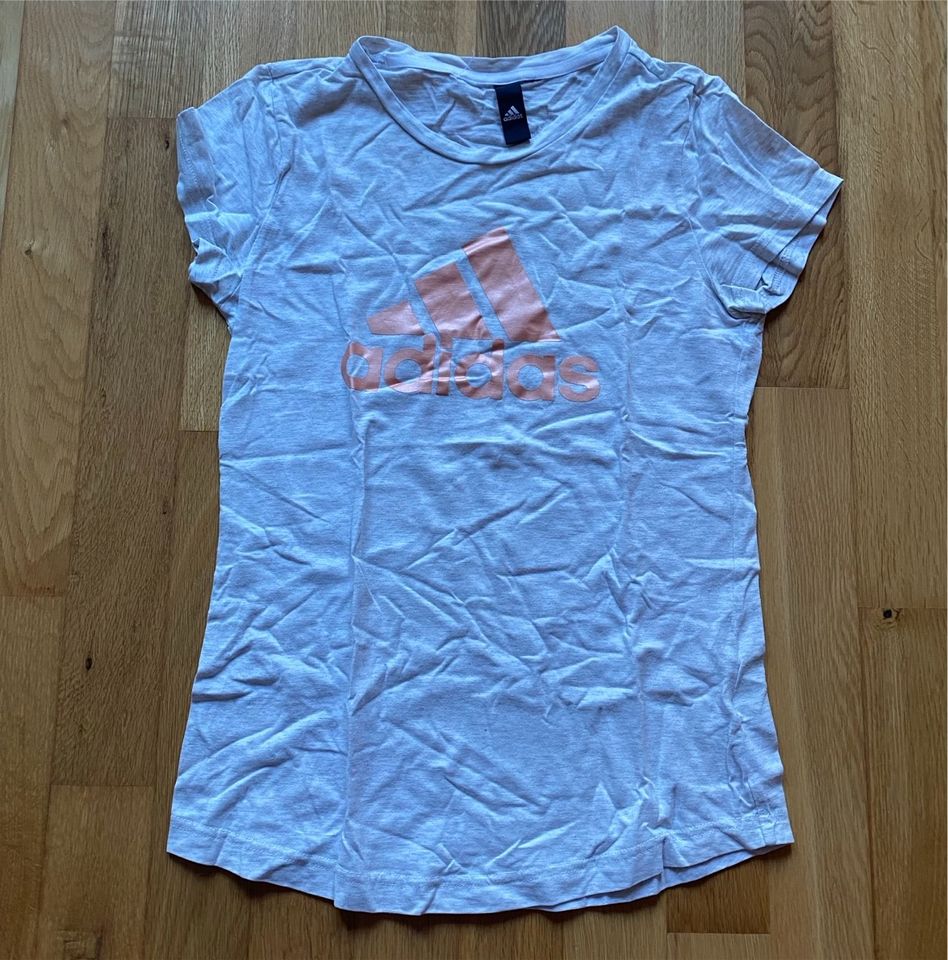 Helles, graues T-Shirt mit hell rosa Schrift; Adidas Gr. S? in Hamburg