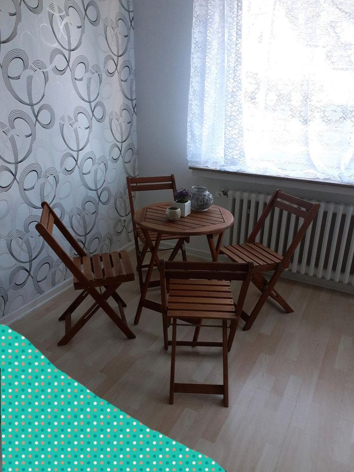 4 Gartenstühle mit Tisch in einem sehr guten Zustand an. in Bielefeld
