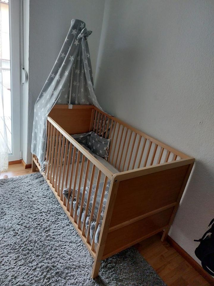 Babybett mit Matratze in Waldstetten