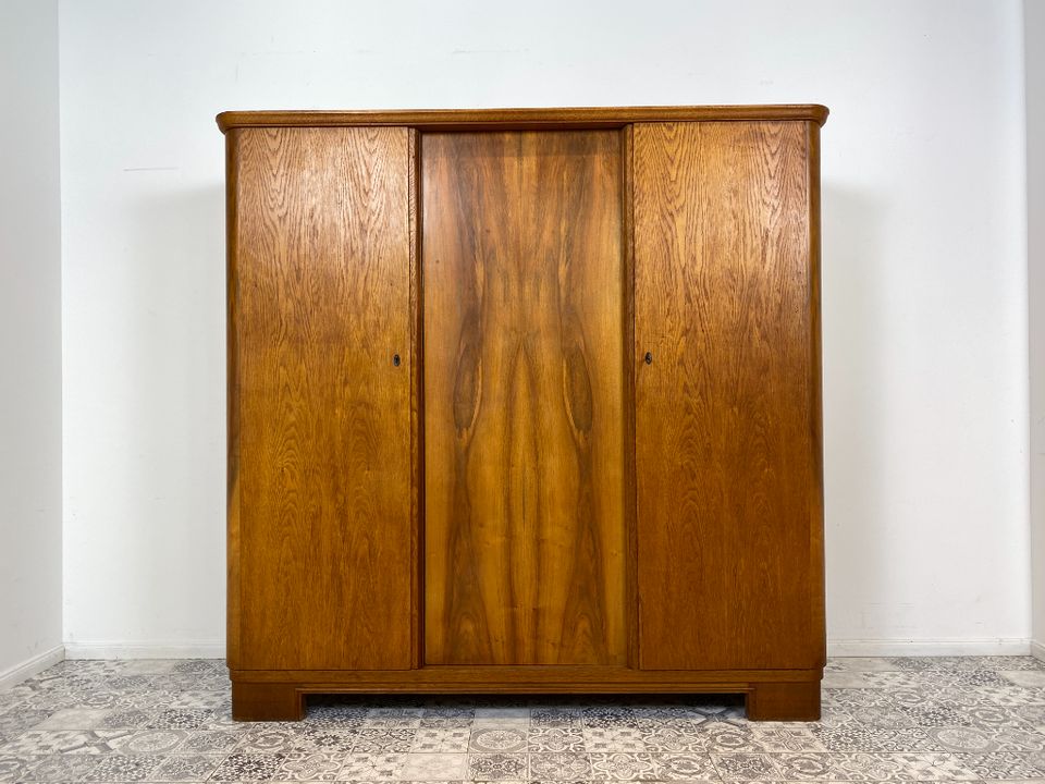 WMK Sehr schöner & gut erhaltener Mid-Century Kleiderschrank aus massivem Eichenholz mit Schubladen & perfekter Aufteilung # Schrank Wäscheschrank Schlafzimmerschrank Wardrobe 50er Vintage Art Deco in Berlin