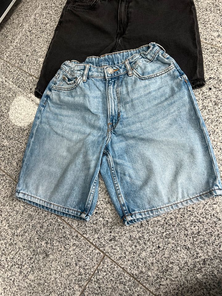 Kurze Jeans Shorts Gr. 158 super Zustand in Solingen