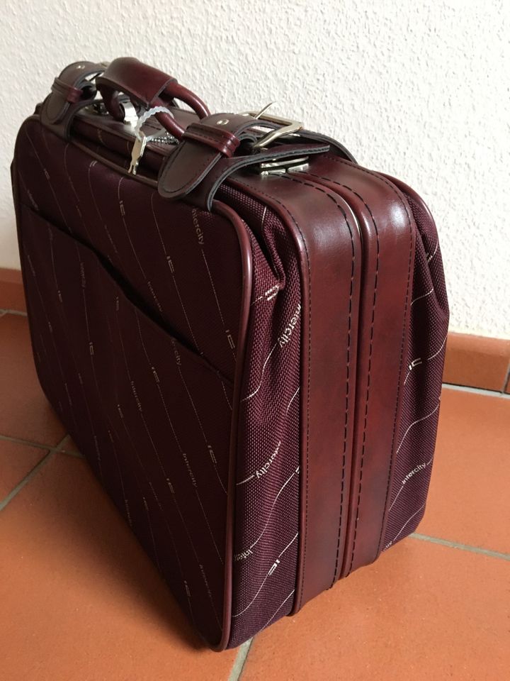 Vintage Koffer weinrot sehr gut erhalten und sauber 40x50 cm in Buchen (Odenwald)