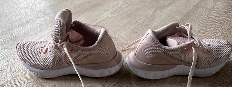 Nike Turnschuhe renew in der Größe 36,5 in rosa für Mädchen in Neuruppin