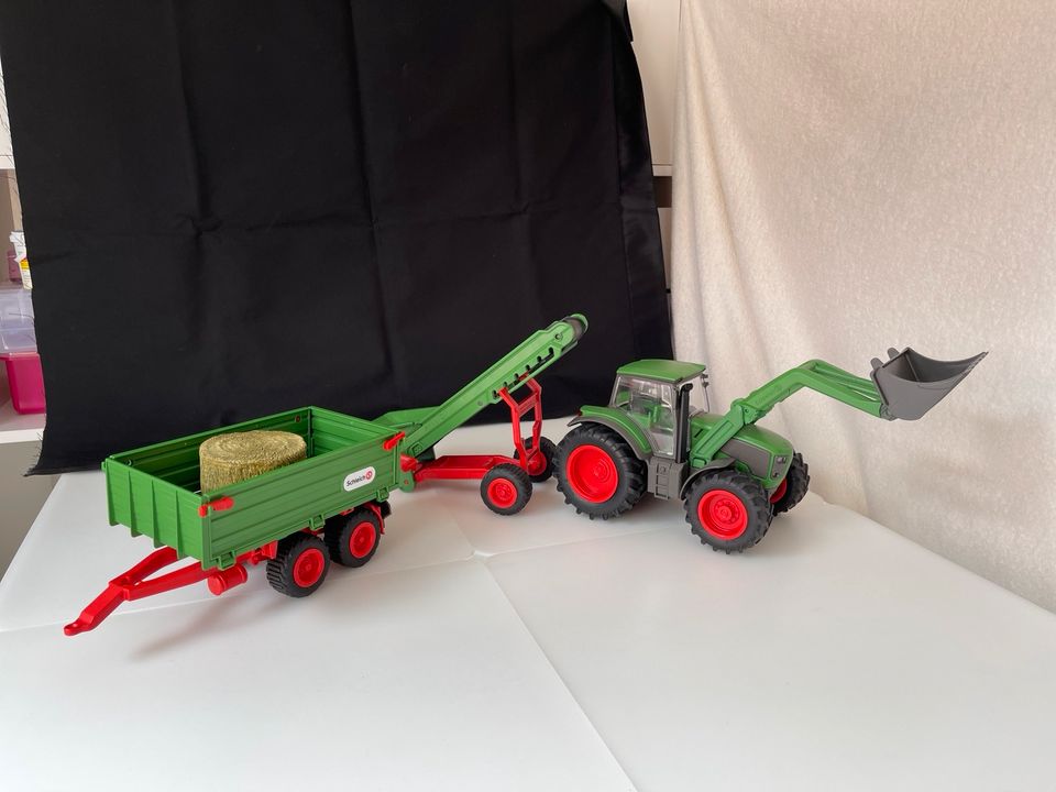 Schleich Farm World Traktor mit Anhänger und Förderband in Hartha