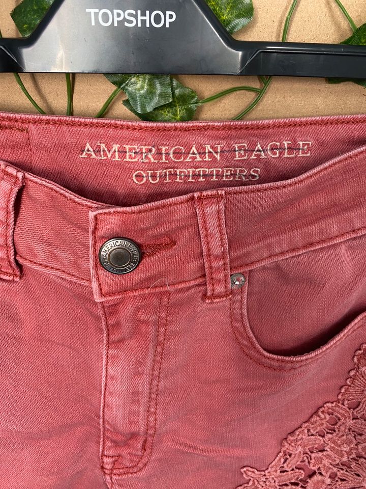 American Eagle Outfitters shorts pink mit Blumenstickerei in München