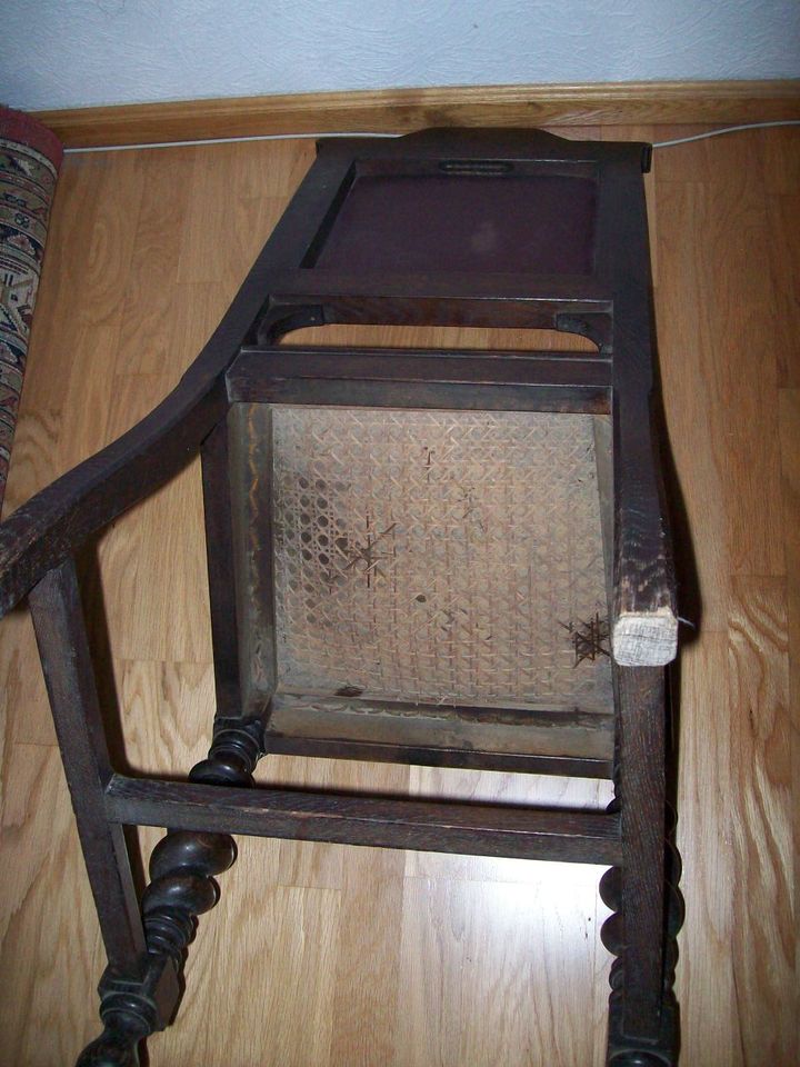Antiker Stuhl Gründerzeit mit Leder und Nieten in Groß-Gerau