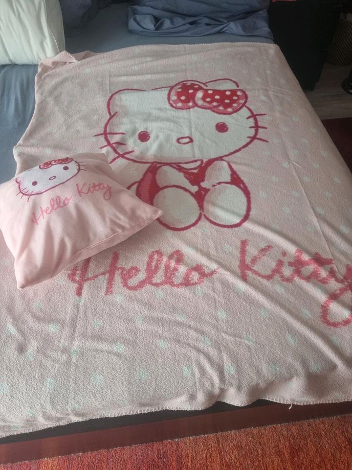 Hello Kitty Sanrio Decke mit Kissen in Glauburg