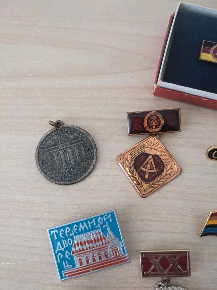 Medaillen, Anstecknadeln, Orden, Konvolut, Paket,b 24, sammeln in Rostock