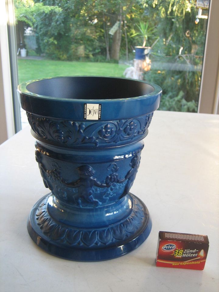 Sehr große figürliche blaue Vase mit Putten aus Böhmen !!! in Zeesen