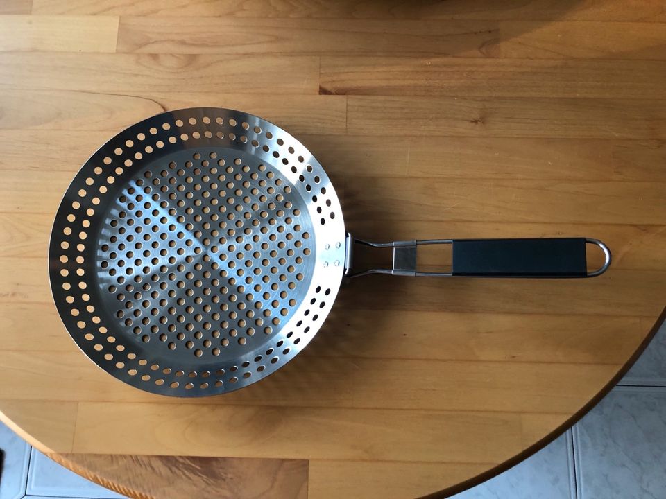 Grillpfanne gelocht Edelstahl klappbarem Holzgrif 30cm Pfanne NEU in  Wuppertal - Langerfeld-Beyenburg | eBay Kleinanzeigen ist jetzt  Kleinanzeigen