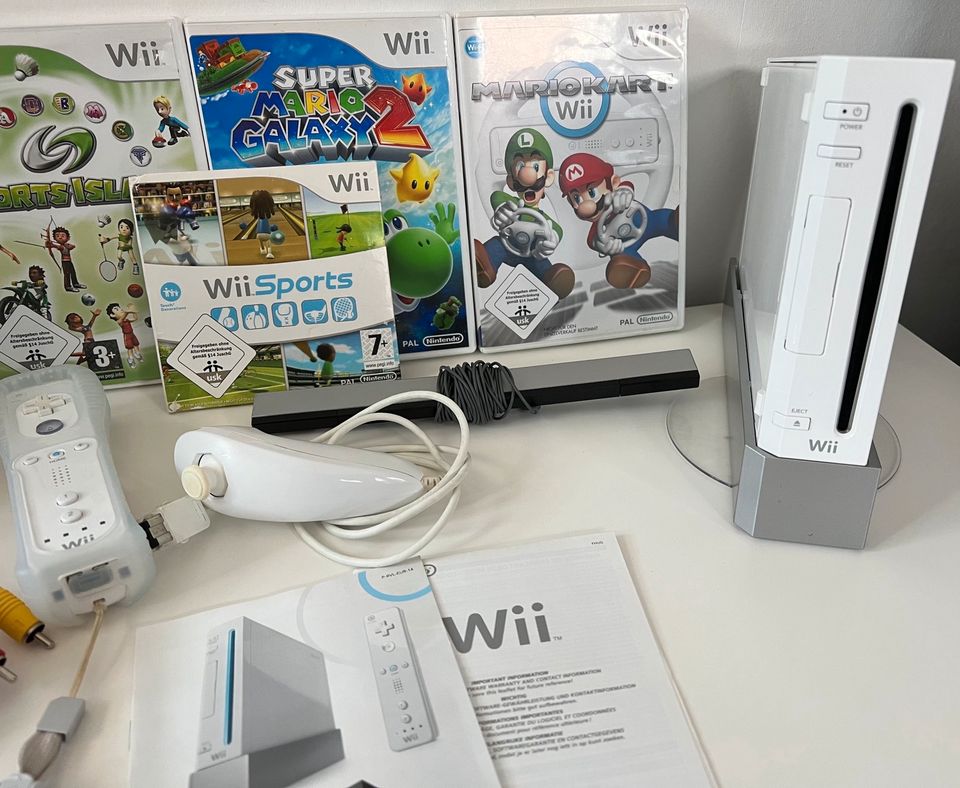 Nintendo Wii Konsole Weiß + Zubehör & Spiele Wii Mario Galaxy 2 in Nettetal