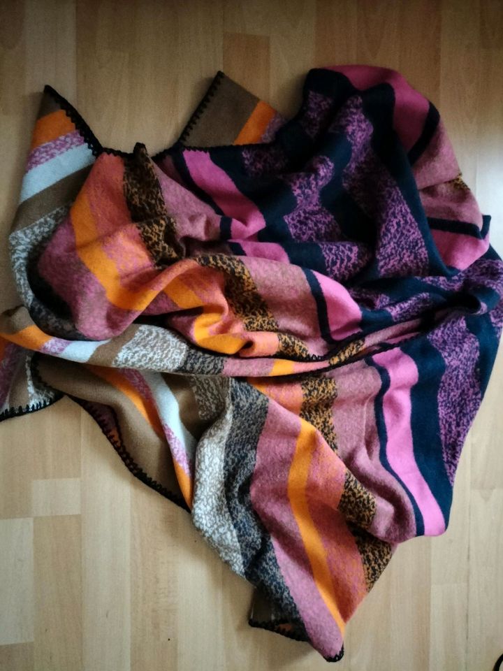 Warmer Poncho Umhang Überwurf bunt Neu in Ludwigsburg