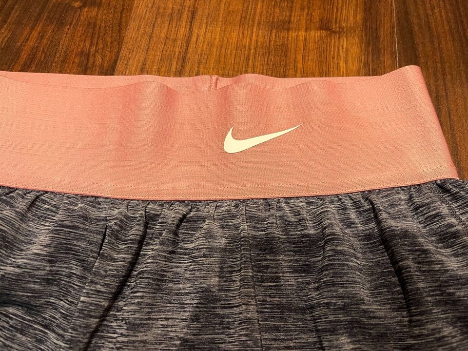 Nike Dri Fit Damen Shorts grau rosa S 34 36 TOP in Hemmingen