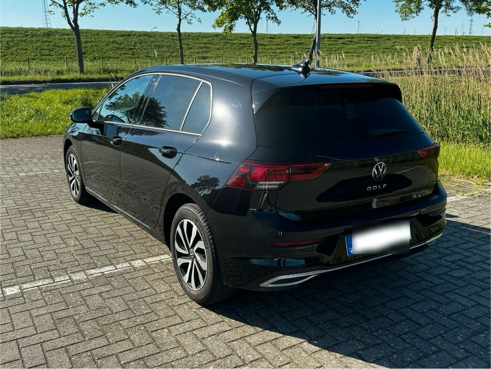 Golf VIII 1.5 TSI Active mit AHK in Emden