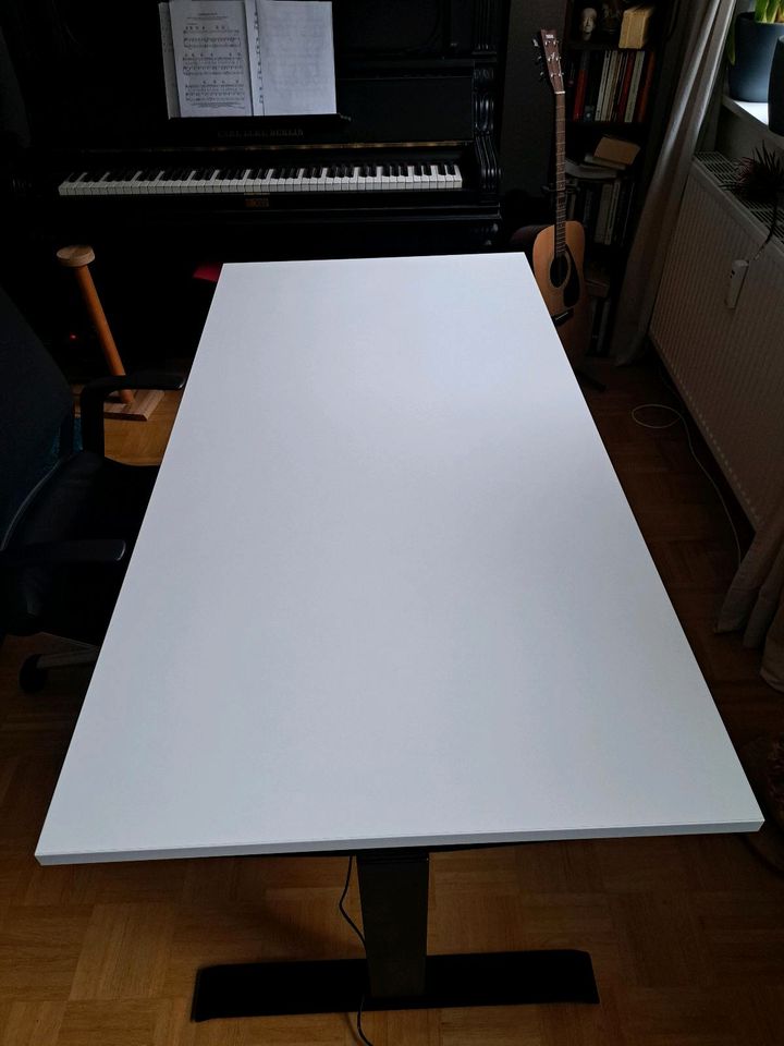 Schreibtisch elektr. höhenverstellbar 180x80 cm, TÜV geprüft, neu in Hamburg