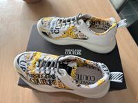 Versace Schuhe mit schönem Druck. Mecklenburg-Vorpommern - Stralsund Vorschau
