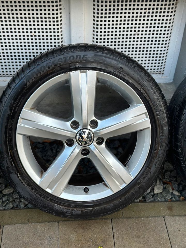 Original VW Felgen mit Bridgestone Reifen (235/45R17 97Y) in Aalen