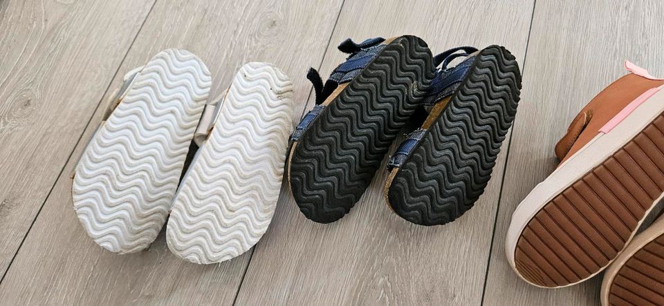 Sandalen Sneaker 26 je Paar 4€ in Bad Münder am Deister