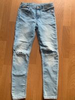 Stylische Jeans in 146, Skinny Fit, Risse, Hellblau Sachsen - Oberlungwitz Vorschau