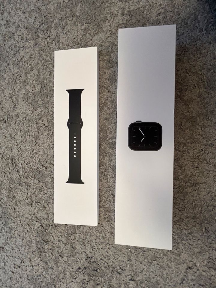 Apple Watch s5 mit einem Kaputten Display in Berlin