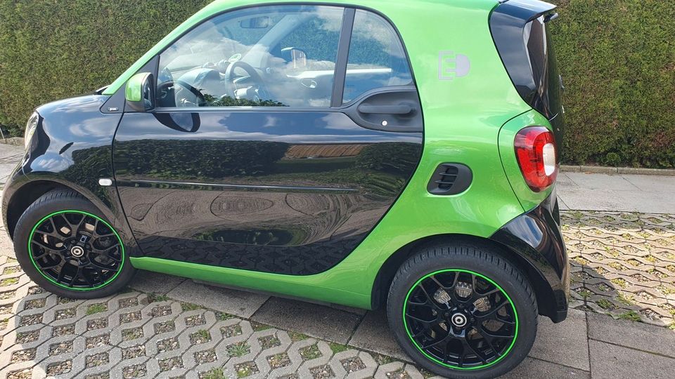 Smart ForTwo coupé el. drive Batt. greenflash prim... in Hemdingen