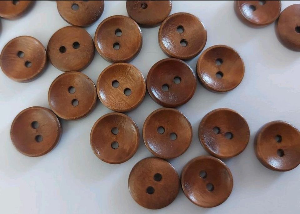 15 kleine nagelneue Knöpfe, braun, Durchmesser 13mm in Leingarten