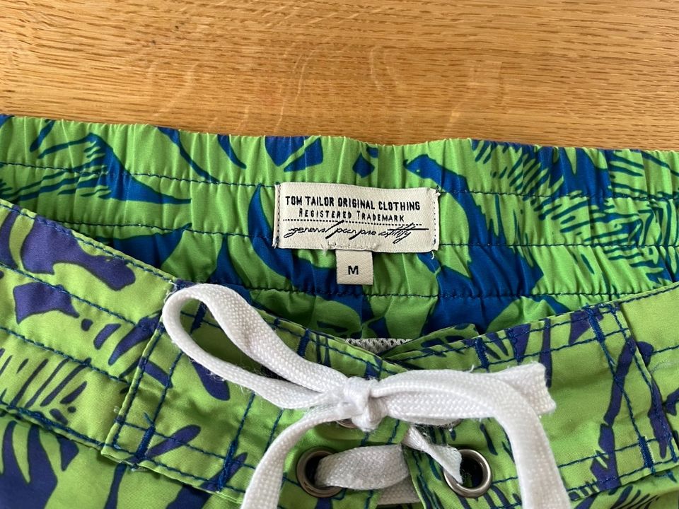 Badeshorts Gr. M Tom Tailor Männer Shorts Boardshorts grün blau in Graben-Neudorf