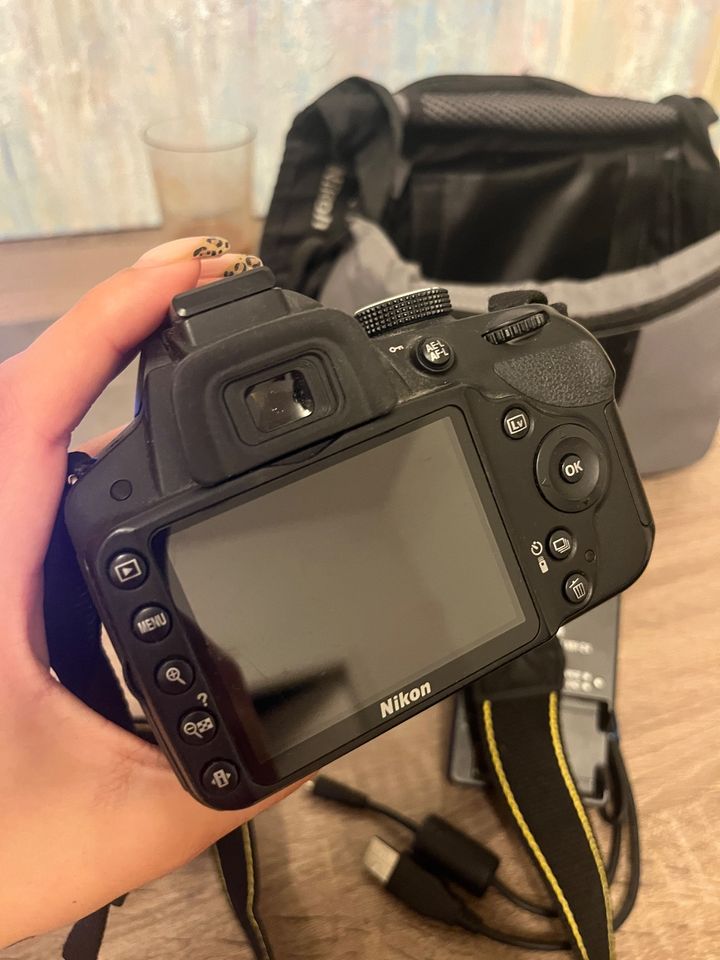 Nikon D3200 mit 18-55mm Objektiv Spiegelreflexkamera in schwarz in Hamburg