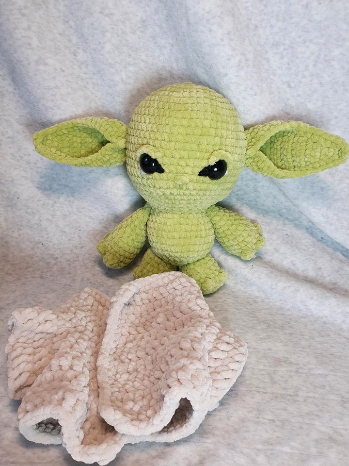 Baby Yoda Grogu XXL gehäkelt Amigurumi neu in Schwarmstedt