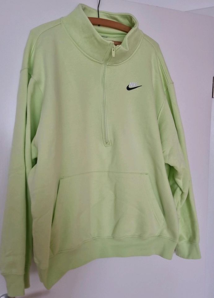 NIKE SWEATSHIRT in Karlsfeld