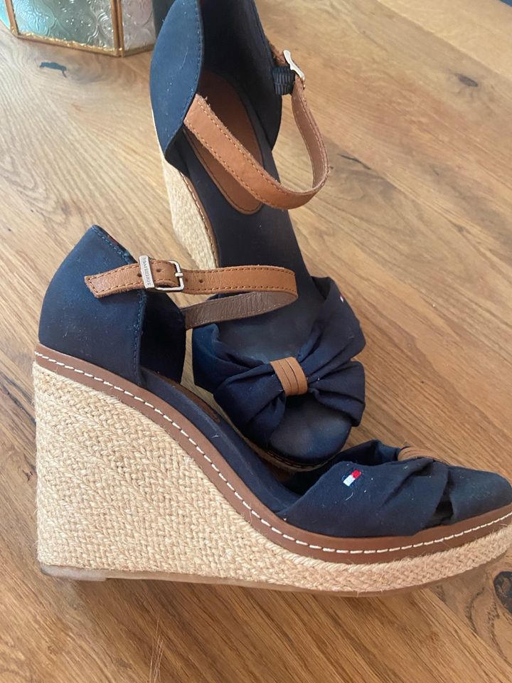 ❤️❤️❤️ Tommy Hilfiger Sandaletten Wedges marine Gr 37 Np 109;- in Laufen