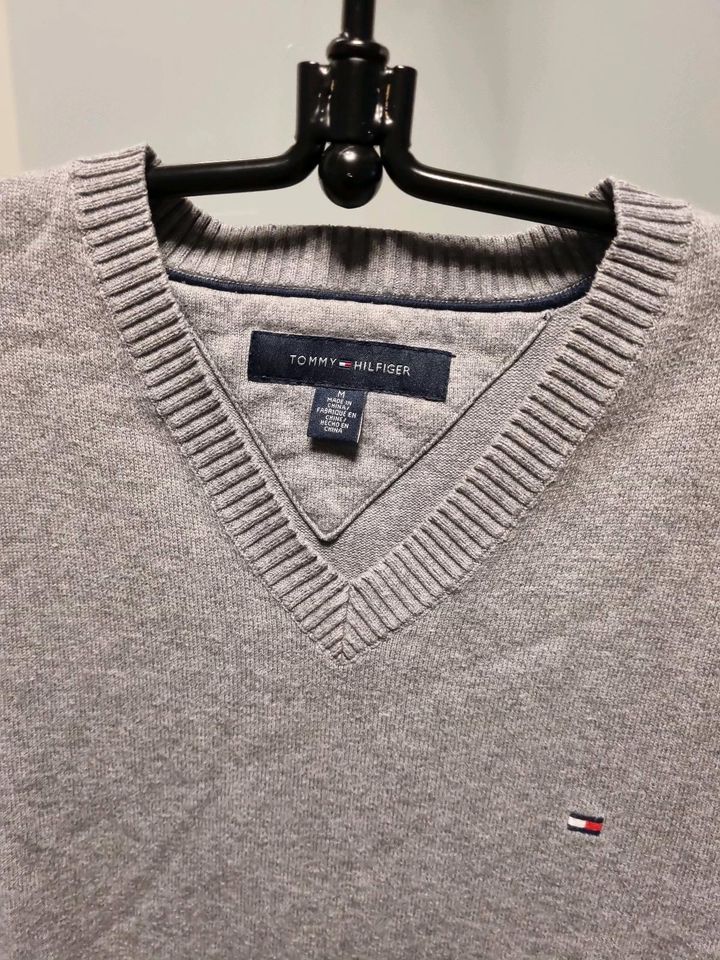 TOMMY HILFIGER PULLUNDER,  GR. M, GRAU in Rednitzhembach