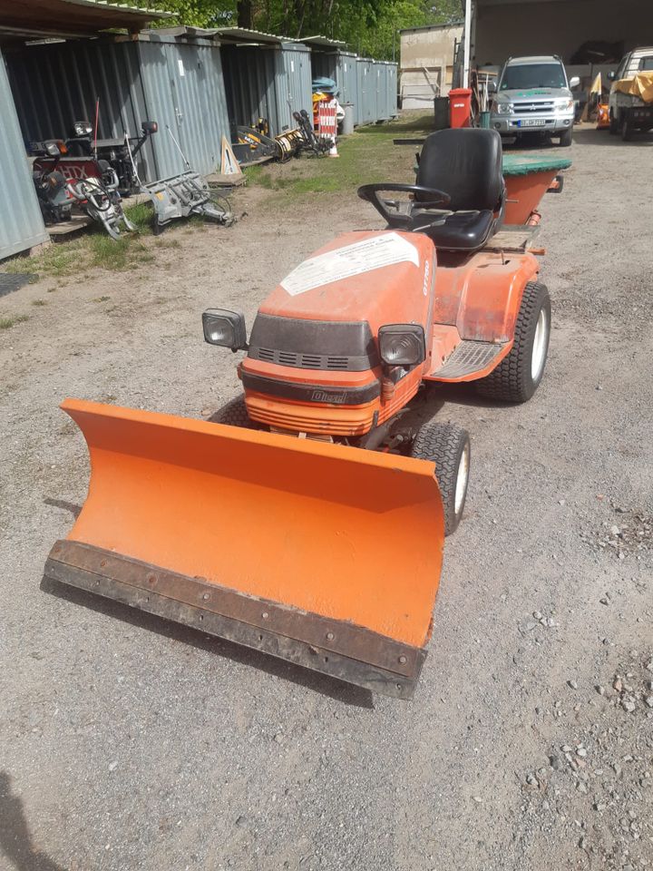 Traktor von Kubota GT 750 mit Streuer in Dresden