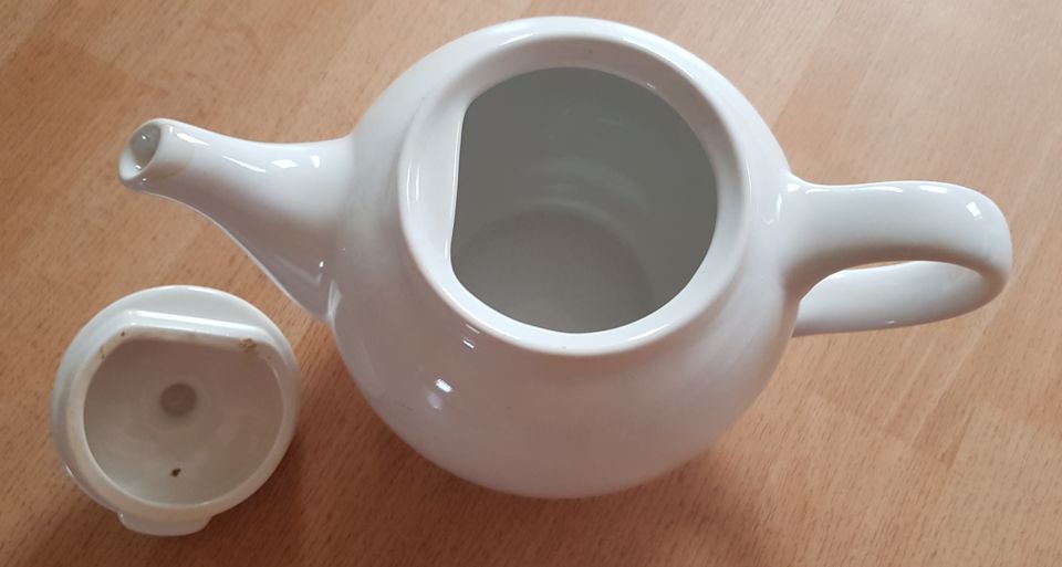 weiße Teekanne in Waldalgesheim