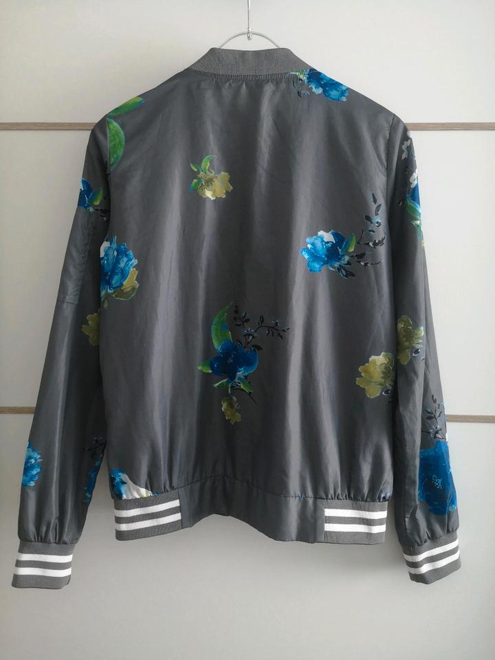 Cecil Blouson grau mit Blumen Motiv Größe S (Etikett Gr. XS) in Haltern am See