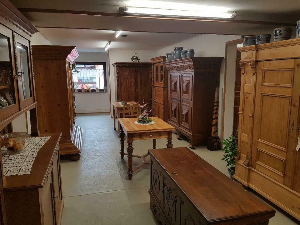 Barock Biedermeier Kommode Schrank Vitrine Truhe Tische Antik in Ehringshausen