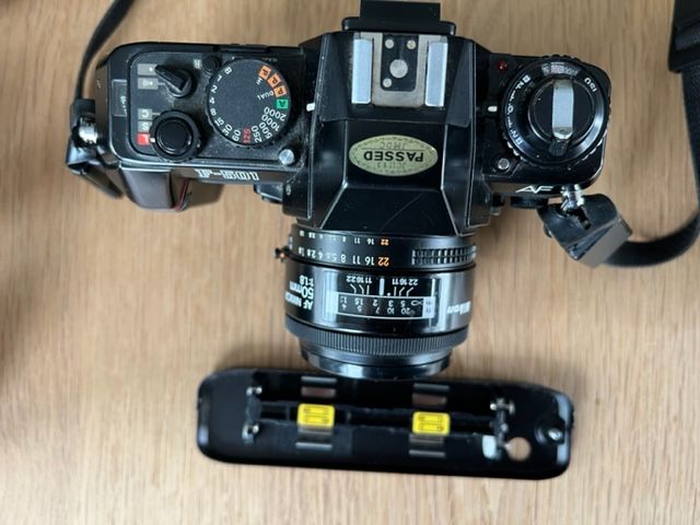 Nikon F-501 AF Spiegelreflexkamera mit Zubehör in Fischerdorf
