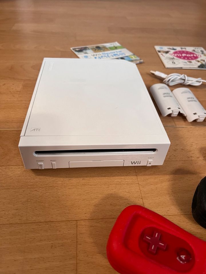 Nintendo Wii Konsole mit 3 Spiele und Zubehör in Hamburg