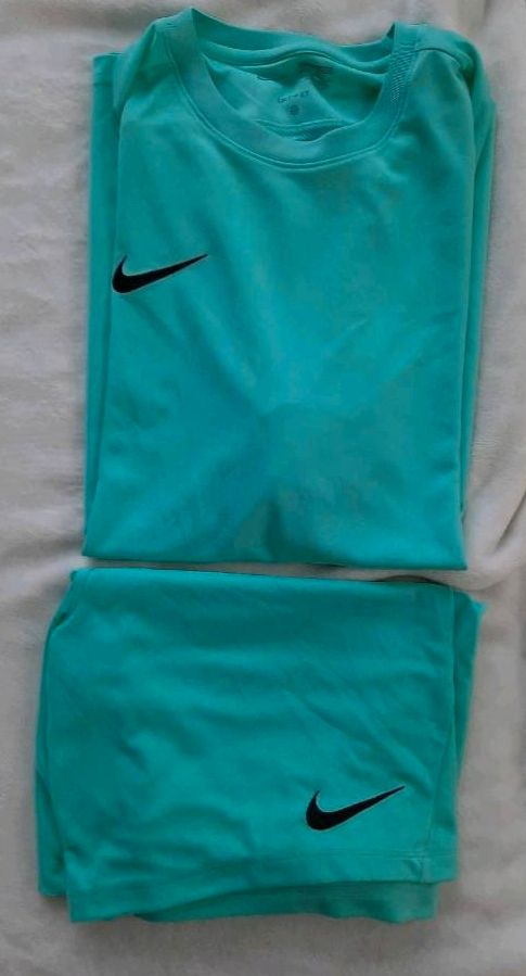 Nike Shirt mit Short mint Slimfit XL in Olching