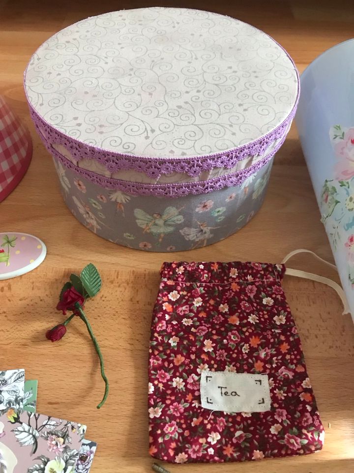 Deko Paket lila Flieder pink Vase Knäufe Girlande Boxen in Leipzig