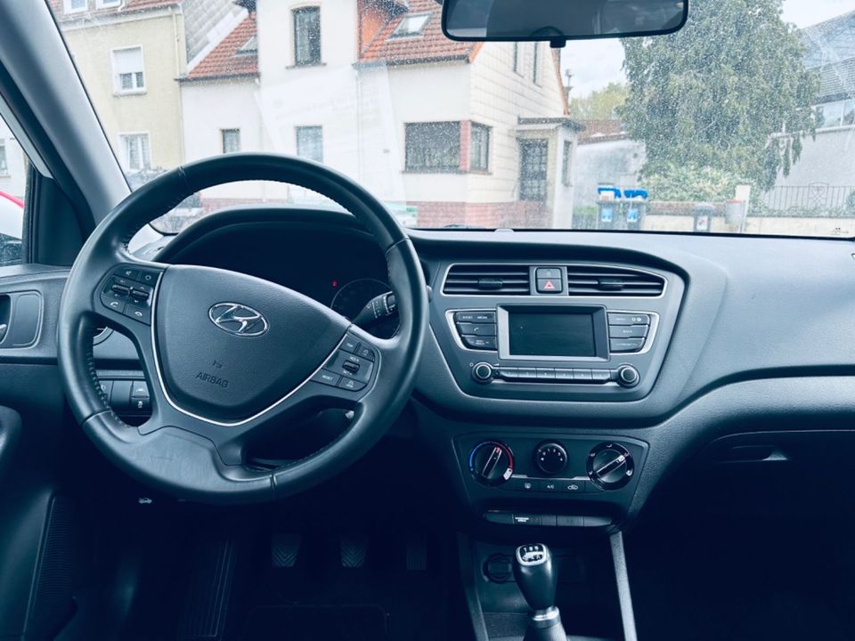 Hyundai i20 Select/8fach bereift/Bluetooth in St. Ingbert