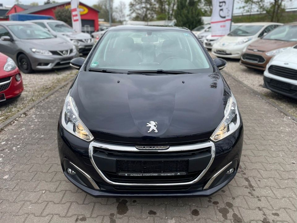 Peugeot 208 PureTech HU-NEU/Klimaanlage/Navi in Bernau