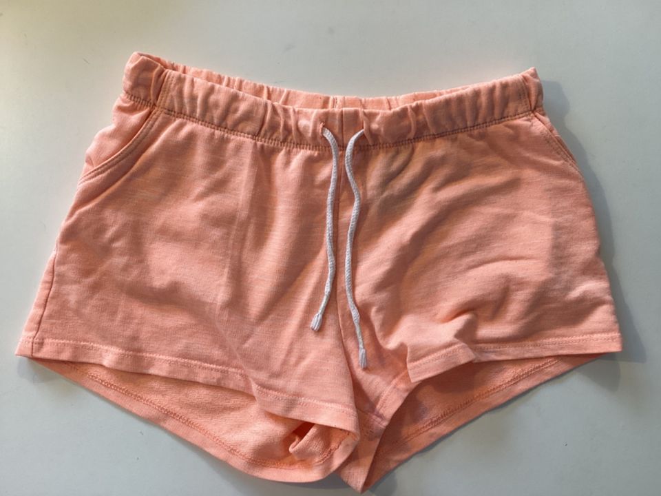 Set aus TOP & SHORTS H&M Pocopiano Gr.140 lachs weiß kurze Hose in Nordhorn