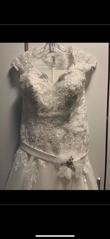 Hochzeitskleid, inklusive Reifrock und Schleier in Echem